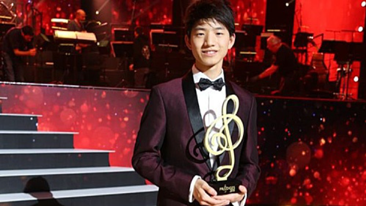 风传媒:  法国“神童达人秀”首位华裔冠军 15岁少年季恩显成才之路