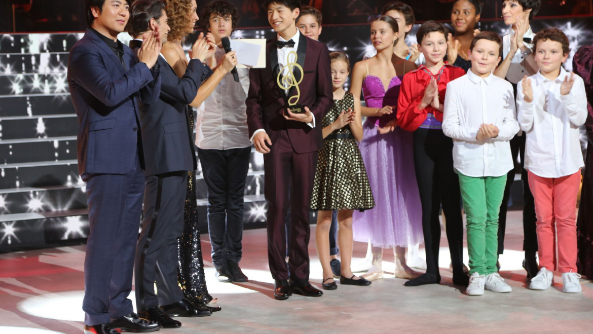 凤凰新闻：15岁少年季恩显获法国《神童达人秀》冠军 郎朗为其颁奖